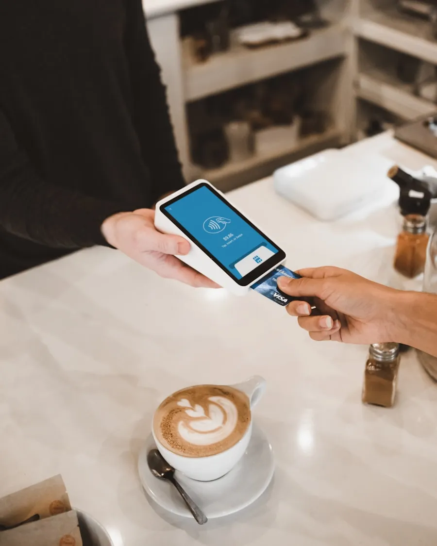 Commerçant local équipé d'outils IA dans sa boutique